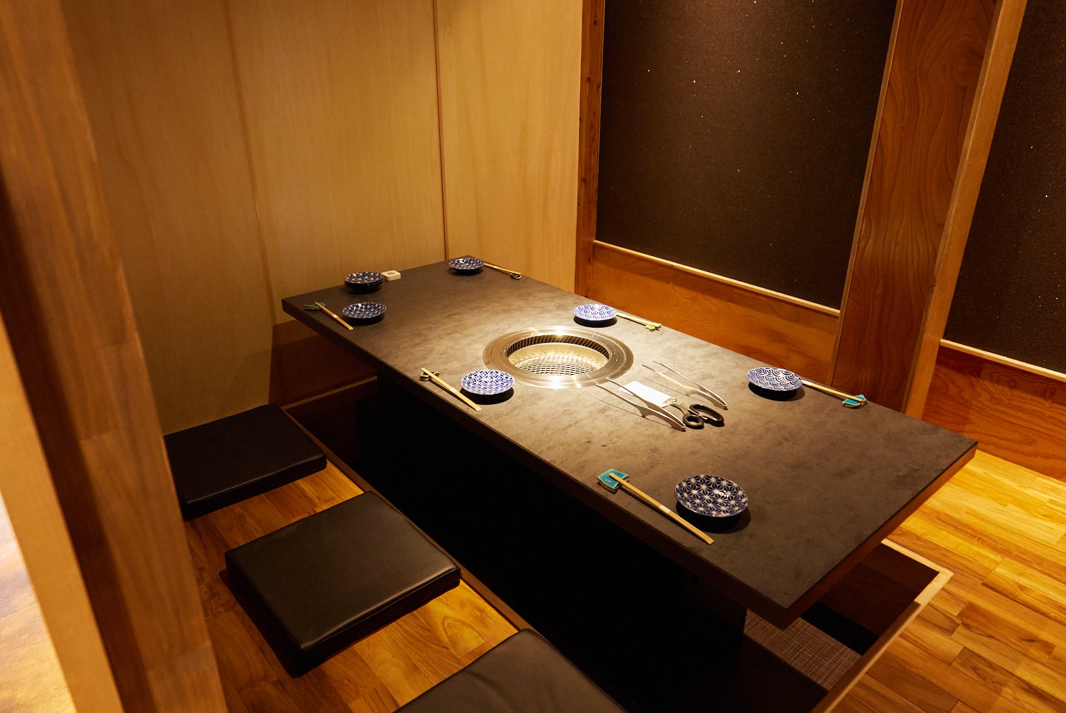 2階は、4人部屋～８人部屋まで個室をご用意。