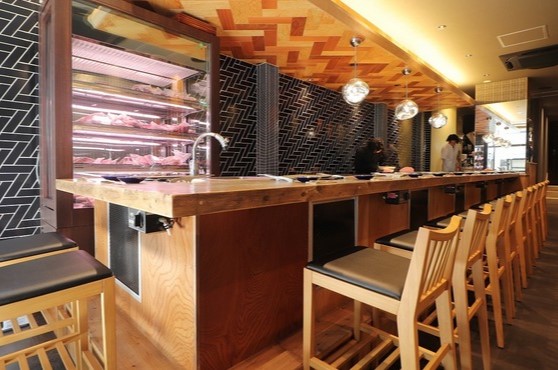 一階はオシャレなカウンター席をご用意。