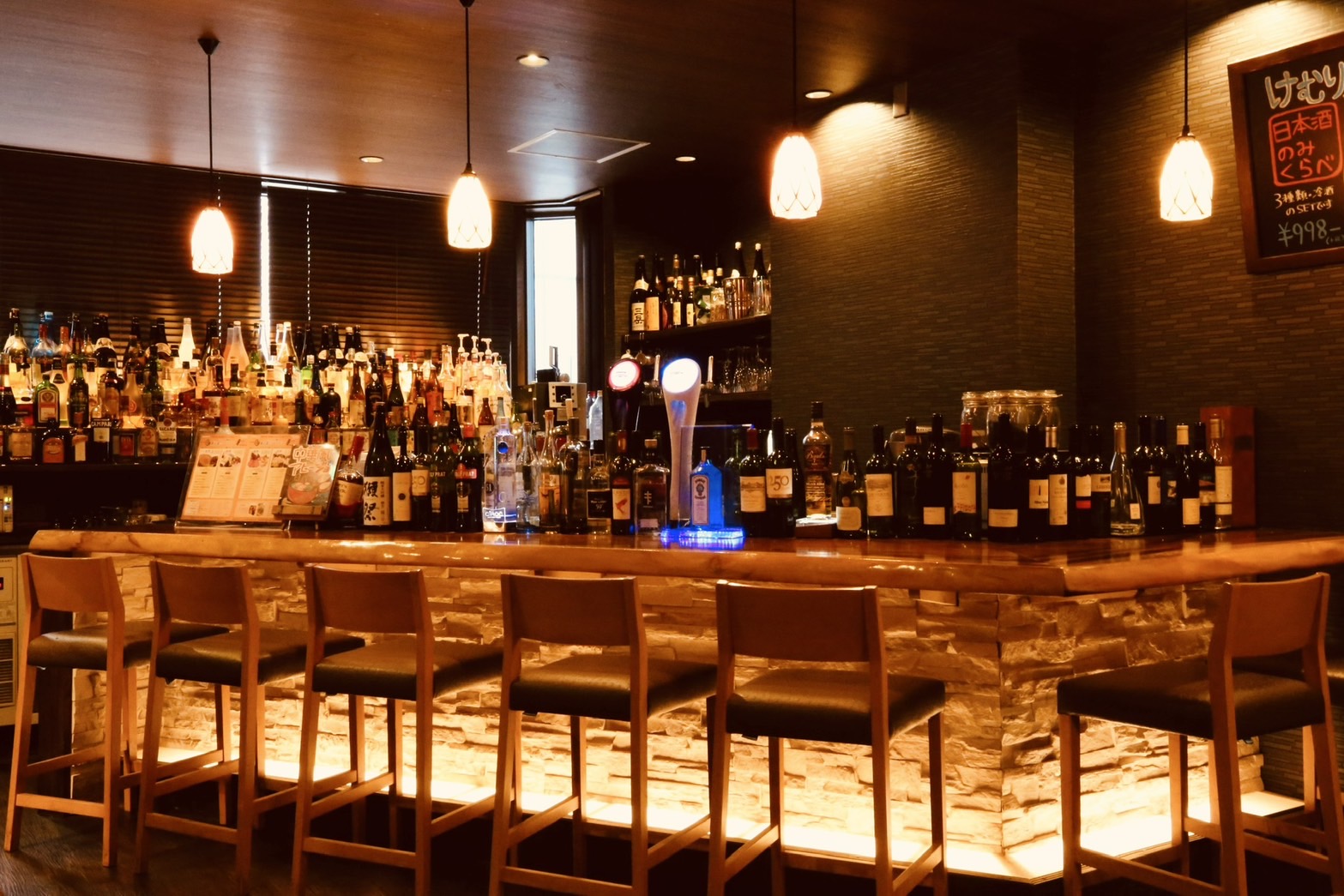 貸切OK！最大47名様まで収容可能！大人数宴会にもおすすめ！  テレビモニターやマイクも完備しているので、思い出に残る演出も可能です！コース料理ご注文の方は、バースデーケーキの持込みも無料なので、お誕生日会や結婚式の二次会などにもいかがですか？